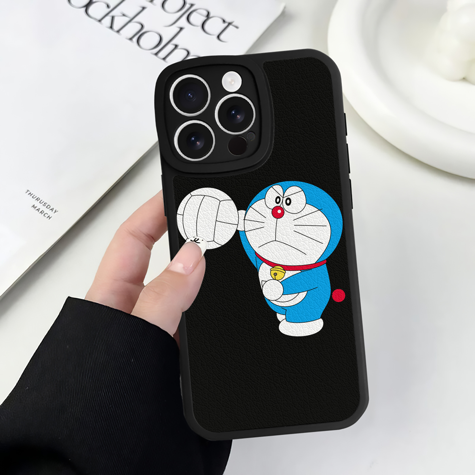 （画像用） ドラえもん Doraemon 【iPhone 16シリーズ対応】シリコンスマホケース（レザー調） 材質：シリコン